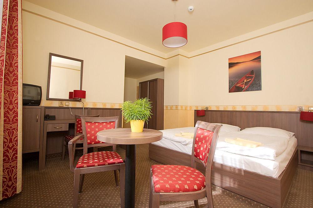 פראג Hotel Ostruvek מראה חיצוני תמונה